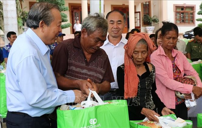 ឧបនាយករដ្ឋមន្រ្តីវៀតណាមលោក Truong Hoa Binh ទៅសាកសួរសុខទុក្ខជនរួមជាតិជាជនជាតិភាគតិចនិងគ្រួសារគោលនយោបាយនៅខេត្ត Binh Phuoc - ảnh 1