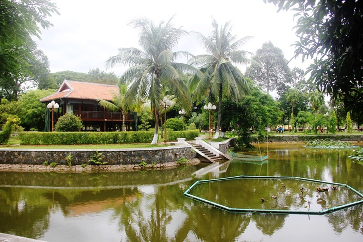 ទស្សនាតំបន់កេរ្តិ៍ដំណែលលោកតា Nguyen Sinh Sac នៅខេត្ត Dong Thap - ảnh 3