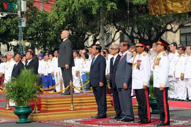 កម្ពុជារំលឹកខួបអនុស្សាវរីយ៍លើកទី៦៦ឆ្នាំនៃទិវាបុណ្យឯករាជ្យជាតិ - ảnh 1