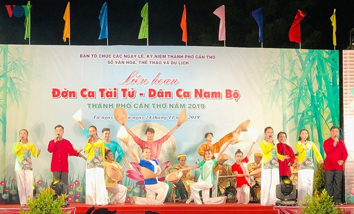 មហោស្រព Don ca tai tu - ចម្រៀងប្រជាប្រិយនៃភាគខាងត្បូងឆ្នាំ ២០១៩ បានប្រារព្ធធ្វើឡើងនៅទីក្រុង Can Tho  - ảnh 1