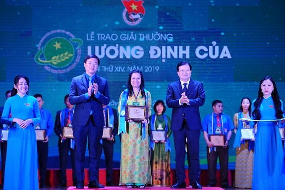 ពានរង្វាន់ Luong Dinh Cua លើកទី ១៤ ឆ្នាំ ២០១៩៖ លើកតម្កើងកសិករវ័យក្មេងចំនួន ៣៤ នាក់  - ảnh 1