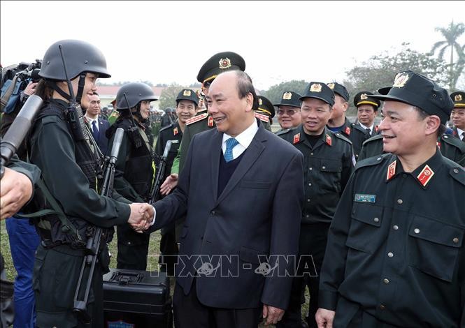 នាយករដ្ឋមន្រ្តី លោក Nguyen Xuan Phuc អញ្ជើញចុះត្រួតពិនិត្យការងារត្រៀមប្រយុទ្ធរបស់កងកម្លាំងប៉ូលីសចល័ត - ảnh 1