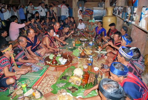 រដូវកាលនៃទំនៀមទម្លាប់ទៅ R’dao របស់ជនរួមជាតិ ជនជាតិ Co Tu - ảnh 2