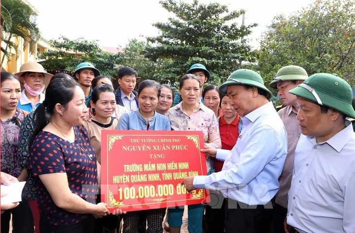 លោកនាយករដ្ឋមន្រ្តីបានសម្រេចផ្តល់ជាបណ្តោះអាសន្ននូវថវិកាចំនួន ៥០០ ពាន់លានដុង ជាជំនួយបន្ទាន់សម្រាប់បណ្តាខេត្តភាគកណ្តាល - ảnh 1