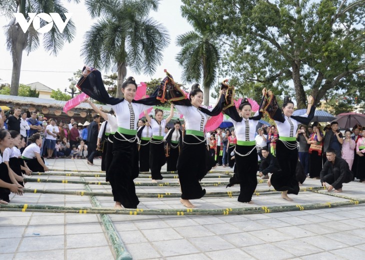 សិល្បៈ Xoe Thai និងភាពស្រស់ស្អាតរបស់សហគមន៍វប្បធម៌ជនជាតិ Thai ភាគពាយព្យ - ảnh 2