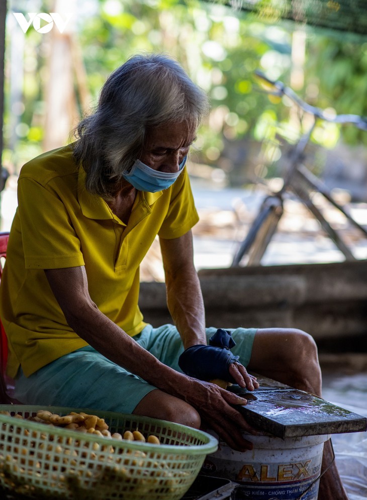 មកកាន់ Ha Cang ទស្សនាការផលិតតំណាប់ខ្ញី Hue - ảnh 10