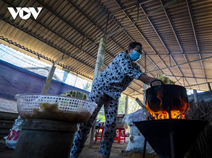 មកកាន់ Ha Cang ទស្សនាការផលិតតំណាប់ខ្ញី Hue - ảnh 2