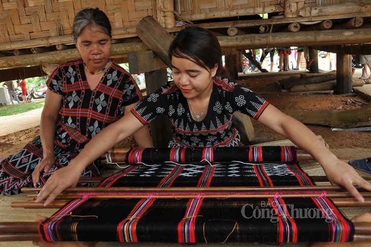 ពិធីថ្វាយក្រណាត់ចារបាប់ (Zèng) - លក្ខណៈវប្បធម៌ពិសេសរបស់ជនជាតិ Ta Oi - ảnh 2