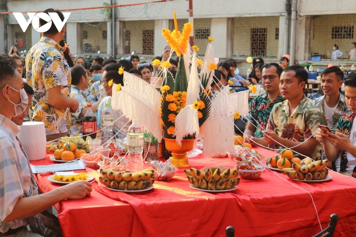 បុណ្យតេតប៊ុនពីម៉ៃដ៏វិសេសវិសាលនៅចំកណ្តាលទីក្រុងហាណូយ - ảnh 1