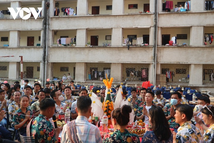 បុណ្យតេតប៊ុនពីម៉ៃដ៏វិសេសវិសាលនៅចំកណ្តាលទីក្រុងហាណូយ - ảnh 2