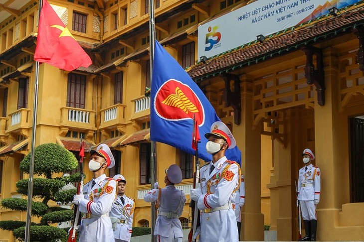 វៀតណាមខិតខំប្រឹងប្រែងរួមជាមួយអាស៊ានកសាងសហគមន៍រឹងមាំ - ảnh 1