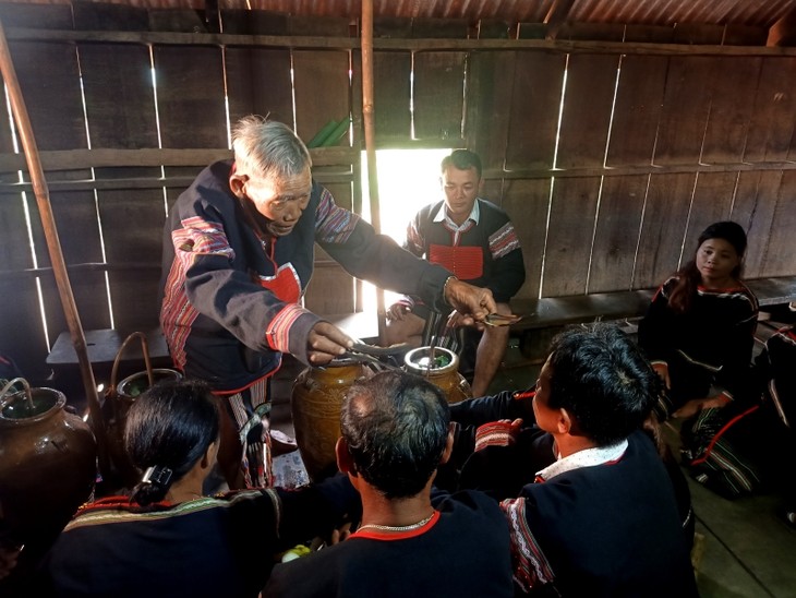 ពិធីចងភាតរភាពដ៏ពិសេសរបស់ជនជាតិ Mnong នៅខេត្ត Dak Lak - ảnh 1