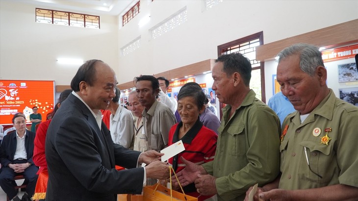 ប្រធានរដ្ឋវៀតណាម លោក Nguyen Xuan Phuc ប្រគល់អំណោយដល់ជនក្រីក្រ ក្នុងកម្មវិធី “បុណ្យតេតសប្បុរស” នៅ Kien Giang - ảnh 1