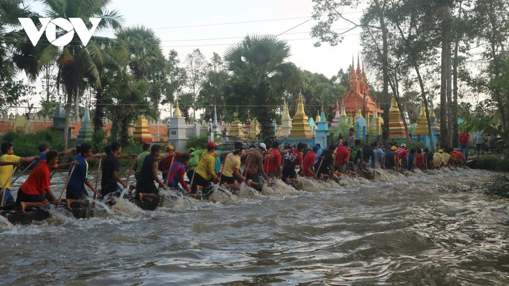 បងប្អូនជនជាតិខ្មែរទទួលអំណរពិធីបុណ្យអកអំបុក-ប្រណាំងទូកង - ảnh 1