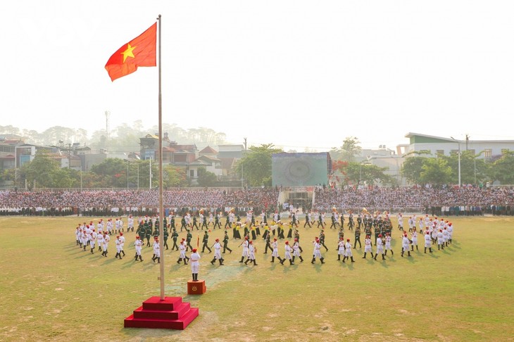 ការហ្វឹកហាត់រួមសម្រាប់ពិធីព្យុហយាត្រានិងក្បួនដង្ហែរអបអរសាទរខួប ៧០ ឆ្នាំនៃជ័យជំនះ Dien Bien Phu - ảnh 1