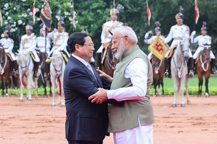 នាយករដ្ឋមន្ត្រីឥណ្ឌាលោក Narendra Modi អញ្ជើញធ្វើជាអធិបតីក្នុងពិធីបដិសណ្ឋារ កិច្ចថ្នាក់រដ្ឋចំពោះនាយករដ្ឋមន្ត្រីវៀតណាមលោក Pham Minh Chinh - ảnh 1