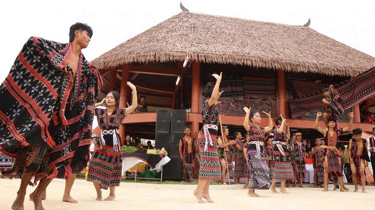 “ដំបូលភូមិរួម” របស់ជនរួមជាតិតំបន់ភ្នំនៅខេត្ត Thua Thien Hue - ảnh 2