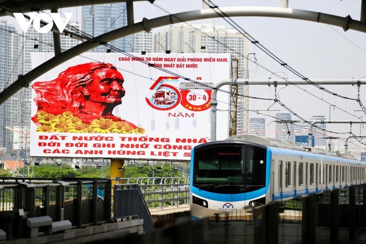 ទីក្រុងហូជីមិញតុបតែងទង់ ផ្កាយ៉ាងត្រចះត្រចង់អបអរសាទរមហាពិធីបុណ្យថ្ងៃទី ៣០ មេសា - ảnh 10