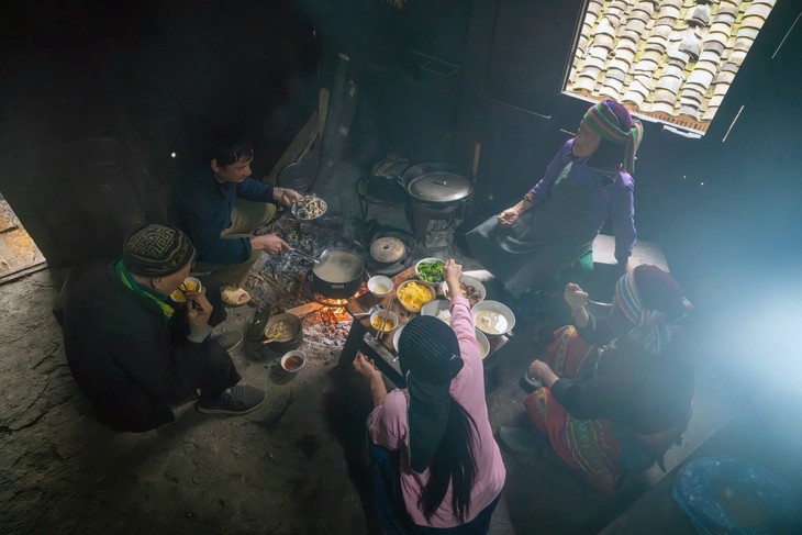 ផ្ទះជញ្ជាំងដី៖ សម្រស់ស្ថាបត្យកម្មដ៏រស់រវើកនៅតំបន់ព្រៃភ្នំខេត្ត Ha Giang - ảnh 3