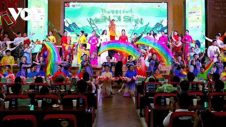 វប្បធម៌ប្រពៃណីនៃភូមិភាគវៀតណាមទាំង ៣ ប្រមូលផ្ដុំគ្នាក្នុងកម្មវិធី “សូរសំឡេងនៃតំបន់បេតិកភ័ណ្ឌ” - ảnh 3