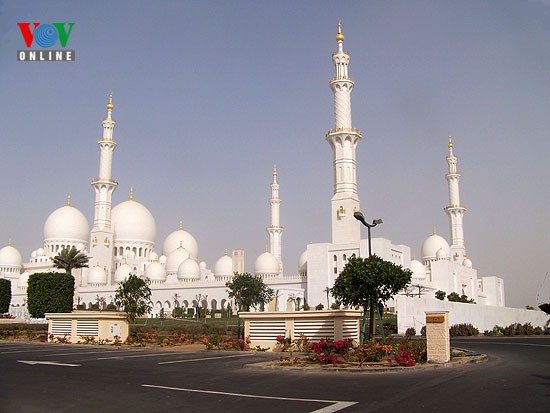 Abu Dhabi ជាគ្រាប់ពេជ្រផ្លេកៗនៅកណ្ដាលវាលខ្សាច់ - ảnh 1