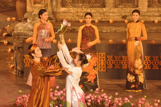 ពិធីបុណ្យអាវផាយនៅ Festival Hue ២០១២ - ảnh 12