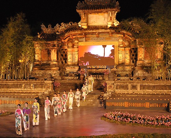 ពិធីបុណ្យអាវផាយនៅ Festival Hue ២០១២ - ảnh 2