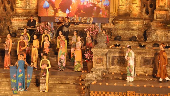 ពិធីបុណ្យអាវផាយនៅ Festival Hue ២០១២ - ảnh 8