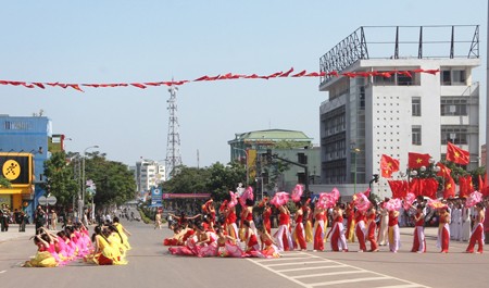 ខេត្តQuang Tri មិទ្ទីងរំលឹកខួបអនុស្សាវរីយ៌លើកទី៤០ទិវារំដោះ - ảnh 1