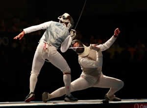 fencing នឹង  Wall Climbing - ផ្នែក កីឡាកំសាន្តថ្មី ​គួឲ្យនិយមរបស់យុវជនវៀតណាម - ảnh 1