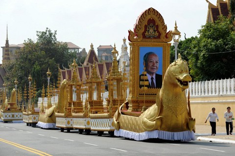 ព្រះរាជពិធីថ្វាយព្រះភ្លើងព្រះបរមសពរបស់អតីតព្រះករុណាព្រះបាទសម្ដេចព្រះ នរោត្ដម សីហនុ ត្រូវបានរៀបចំឡើងនារសៀលថ្ងៃទី ៤ គុម្ភៈ - ảnh 1