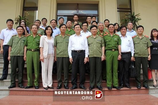 ប្រធានរដ្ឋវៀតណាមជួបធ្វើការជាមួយគណៈកម្មាធិការបក្សនគរបាលមជ្ឈឹម - ảnh 1