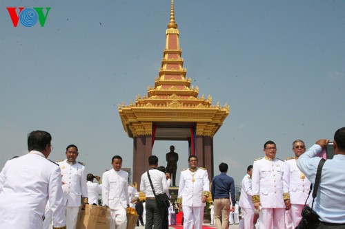 កម្ពុជាបើកសម្ពោធវិមានព្រះបរមរូបរបស់អតីតព្រះករុណាសម្តេចព្រះ នរោត្តម សីហនុ - ảnh 1