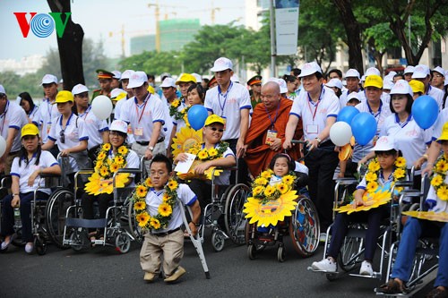 ប្រធានរដ្ឋបានចូលរួមការដើរដោយថ្មើរជើងជួយជ្រោមជ្រែងទិវាអន្តរជាតិជនពិការ - ảnh 1