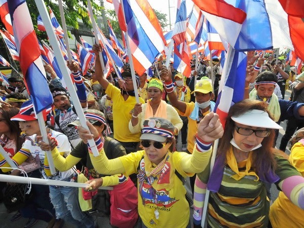 បាតុករថៃសម្រុកចូលអាគារដ្ឋាភិបាល - ảnh 1