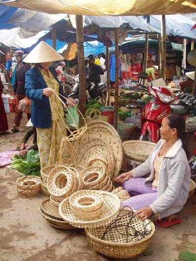 ពេលប្រជុំផ្សារមួយនៅជាយទីក្រុងហាណូយ - ảnh 1