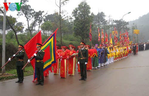 ពិធីថ្វាយធូបព្រះបីតា Lac Long Quan និងព្រះមាតា Au Co - ảnh 1