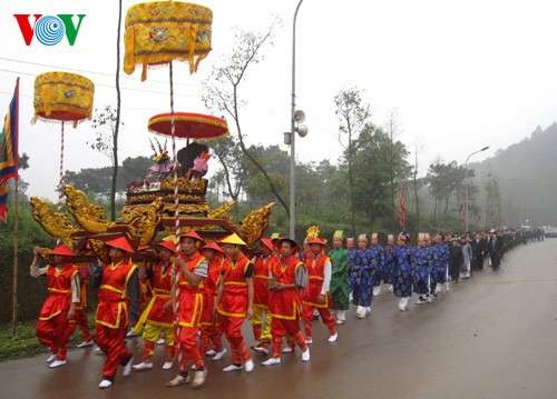 ពិធីថ្វាយធូបព្រះបីតា Lac Long Quan និងព្រះមាតា Au Co - ảnh 2