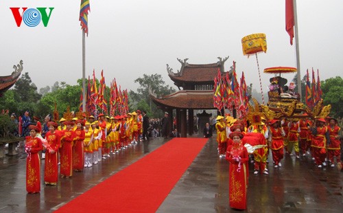 ពិធីថ្វាយធូបព្រះបីតា Lac Long Quan និងព្រះមាតា Au Co - ảnh 3