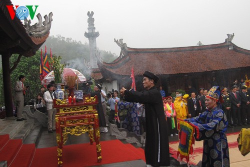 ពិធីថ្វាយធូបព្រះបីតា Lac Long Quan និងព្រះមាតា Au Co - ảnh 5