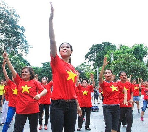 ប្រជាជនទីក្រុងហាណូយរាំ flashmob ឆ្ពោះទៅសមុទ្រខាងកើត - ảnh 9