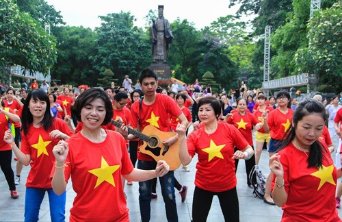 ប្រជាជនទីក្រុងហាណូយរាំ flashmob ឆ្ពោះទៅសមុទ្រខាងកើត - ảnh 10