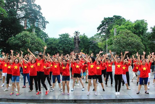 ប្រជាជនទីក្រុងហាណូយរាំ flashmob ឆ្ពោះទៅសមុទ្រខាងកើត - ảnh 3