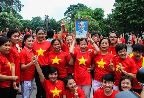 ប្រជាជនទីក្រុងហាណូយរាំ flashmob ឆ្ពោះទៅសមុទ្រខាងកើត - ảnh 5