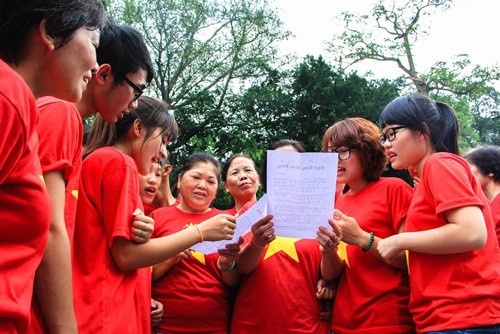 ប្រជាជនទីក្រុងហាណូយរាំ flashmob ឆ្ពោះទៅសមុទ្រខាងកើត - ảnh 6