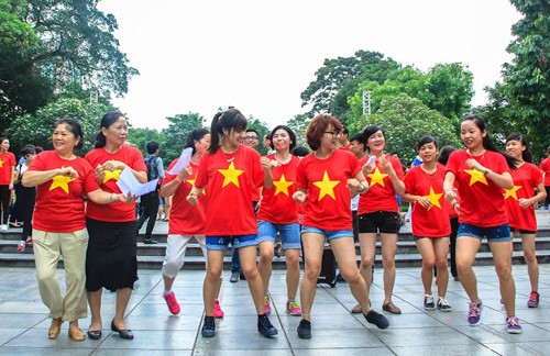 ប្រជាជនទីក្រុងហាណូយរាំ flashmob ឆ្ពោះទៅសមុទ្រខាងកើត - ảnh 7