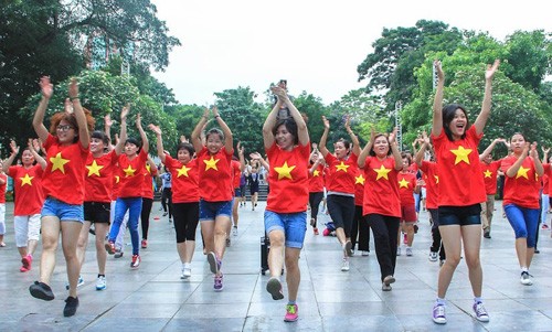 ប្រជាជនទីក្រុងហាណូយរាំ flashmob ឆ្ពោះទៅសមុទ្រខាងកើត - ảnh 8