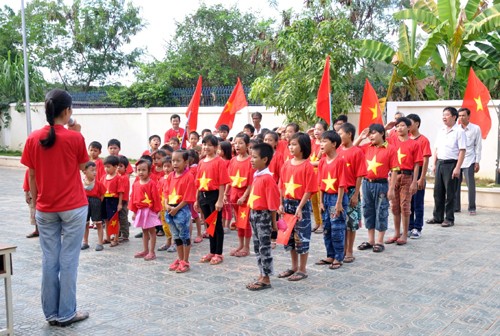 កូនចៅរបស់ជនវៀតណាមនៅកម្ពុជាអបអរសាទរទិវាកុមារអន្តរជាតិលើកដំបូង - ảnh 1