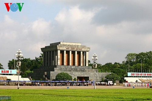 បណ្ដារបត់ប្រវិត្តសាស្ត្រនៅទីលាន Ba Dinh - ảnh 4