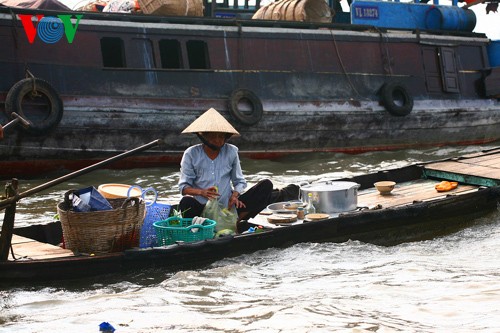 ផ្សារបណ្ដែកទឹក Cai Be - កន្លែងទេសចរណ៍ដ៏វិសេសវិសាលនៃតំបន់ណាមបូខាងលិច - ảnh 9